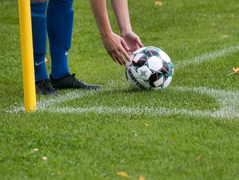 Ballon de foot au poteau de corner. CC Alexander Fox de Pixabay